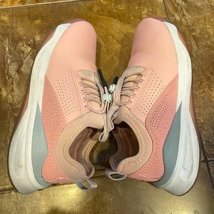 Clove sneakers. Pink. Size 7.